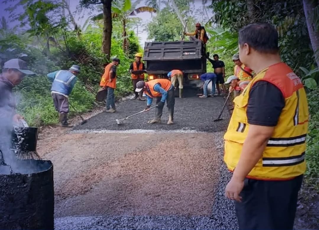 Kepala UPTD PU Wilayah Cibadak Sukabumi Monitoring Pengerjaan Pemeliharaan Jalan di Caringin